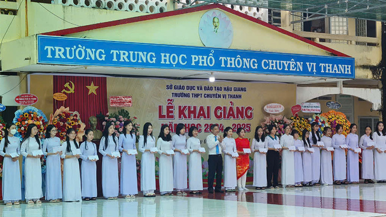 Chủ tịch Ủy ban nhân dân tỉnh Hậu Giang Đồng Văn Thanh trao tặng 25 suất học bổng cho học sinh Trường trung học phổ thông chuyên Vị Thanh.