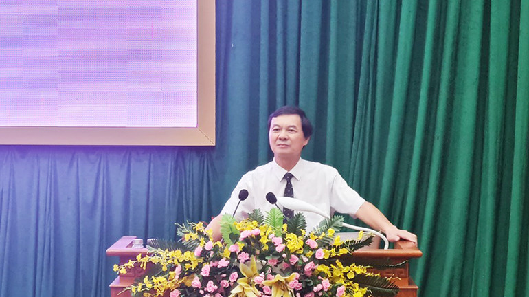 Đồng chí Ngô Minh Tuấn, Tổng Biên tập Tạp chí Xây dựng Đảng trình bày tại Hội nghị.