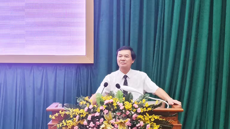 Đồng chí Ngô Minh Tuấn, Tổng Biên tập Tạp chí Xây dựng Đảng trình bày tại Hội nghị.