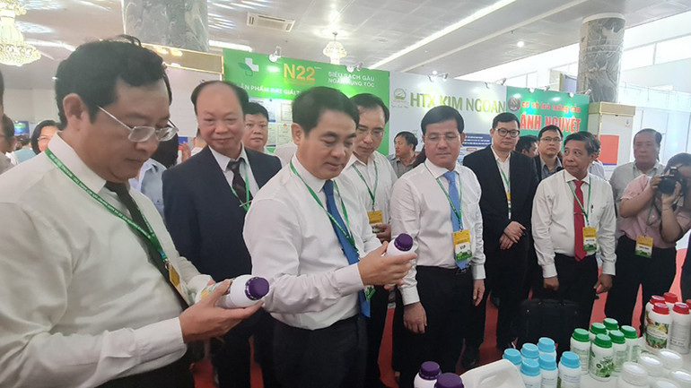 Các đại biểu tham quan gian hàng trưng bày các sản phẩm OCOP.