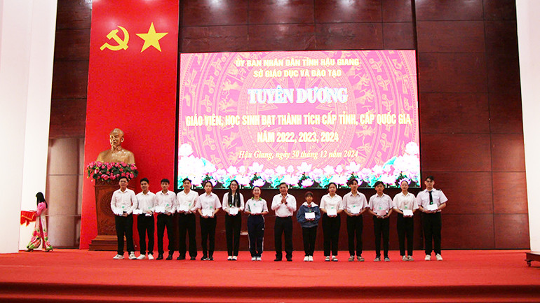 Trao biểu trưng kèm theo tiền thưởng (1 triệu đồng/học sinh) cho 101 học sinh đạt thành tích cao năm 2024.