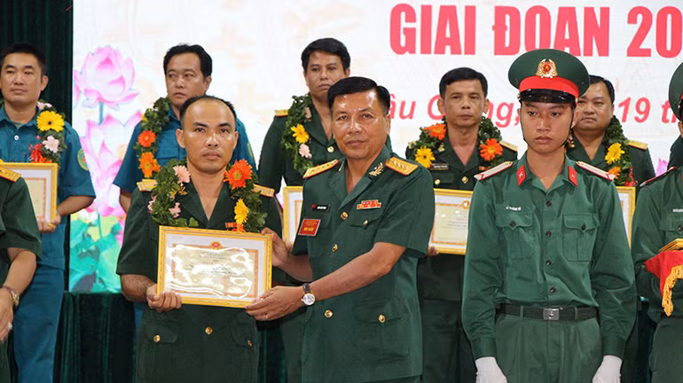 Bộ Chỉ huy Quân sự tỉnh Hậu Giang tuyên dương 6 tập thể, 27 cá nhân điển hình tiên tiến.