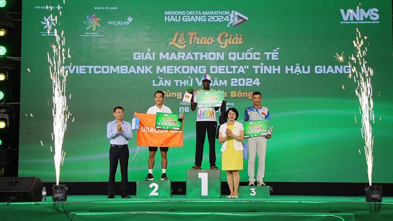 Trao Giải Nhất, Nhì, Ba cho các vận động viên nam ở cự ly 42km.