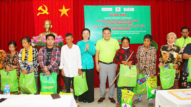 Đại diện Food Bank Việt Nam trao quà cho người dân có hoàn cảnh khó khăn trên địa bàn tỉnh Hậu Giang. Đại diện Food Bank Việt Nam trao quà cho người dân có hoàn cảnh khó khăn trên địa bàn tỉnh Hậu Giang.