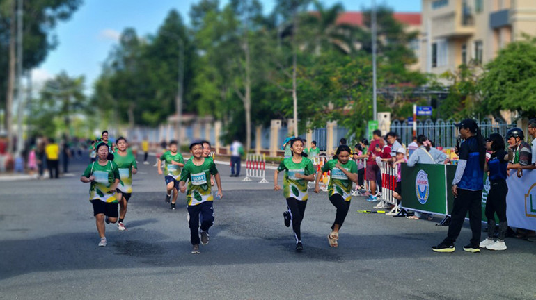 Các vận động viên nhí tranh tài sôi nổi ở đường chạy.