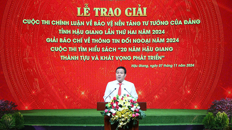 Đồng chí Trần Văn Huyến, Phó Bí thư Thường trực Tỉnh ủy Hậu Giang phát biểu tại buổi lễ.