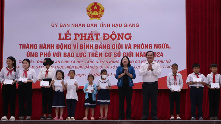 Dịp này, lãnh đạo tỉnh Hậu Giang tặng 80 suất học bổng (mỗi suất 500 nghìn đồng) cho học sinh có hoàn cảnh khó khăn ở huyện Long Mỹ.