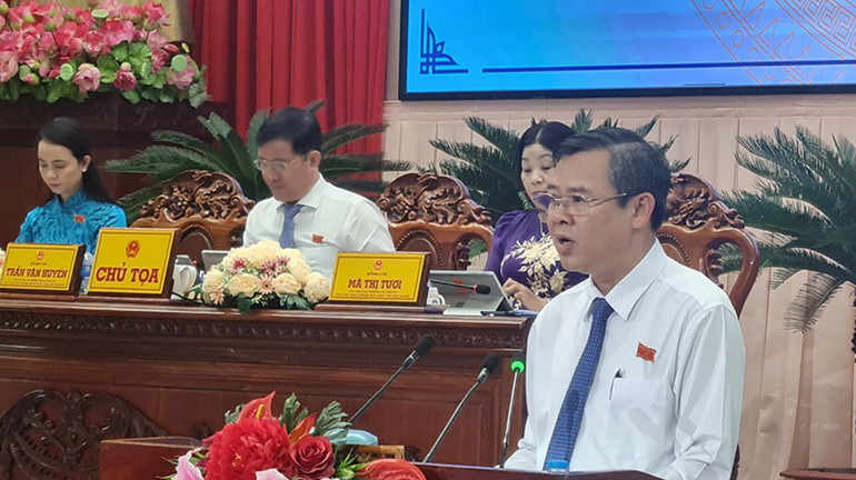 Phó Chủ tịch Thường trực Ủy ban nhân dân tỉnh Hậu Giang, Trương Cảnh Tuyên trả lời, giải trình chất vấn của các đại biểu.