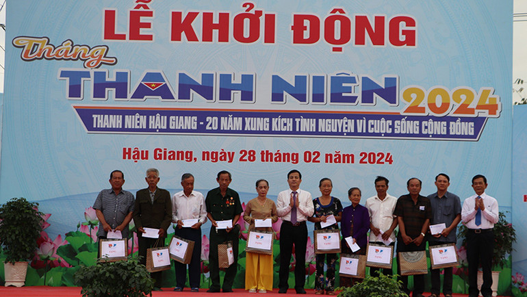 Tặng quà cho gia đình chính sách ở thành phố Vị Thanh. Tặng quà cho gia đình chính sách ở thành phố Vị Thanh.