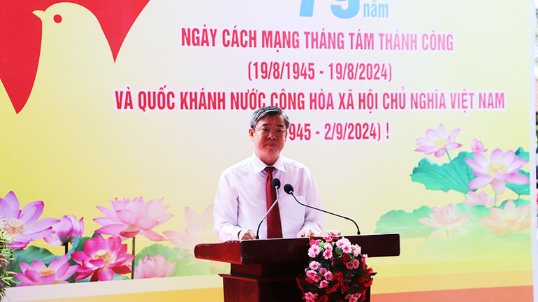 Thay mặt Đảng bộ, chính quyền, dân và quân tỉnh Hậu Giang, Phó Chủ tịch Thường trực Ủy ban nhân dân tỉnh Trương Cảnh Tuyên nguyện phấn đấu học tập và làm theo tư tưởng, đạo đức, phong cách của Bác.