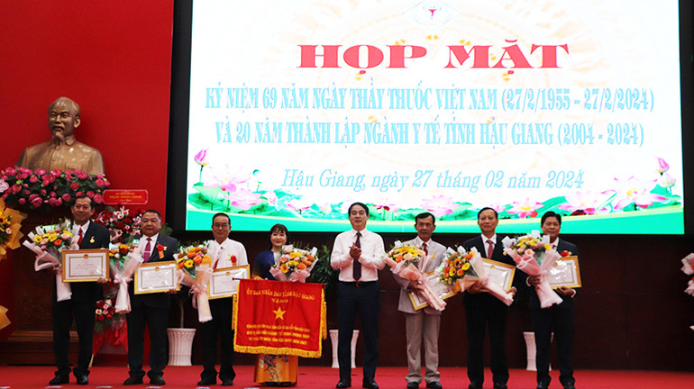 Bí thư Tỉnh ủy Hậu Giang Nghiêm Xuân Thành tặng Cờ thi đua và bằng khen cho các tập thể.