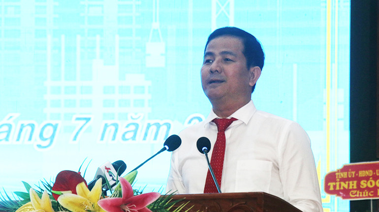 Đồng chí Trần Văn Huyến, Phó Bí thư Thường trực Tỉnh ủy, Chủ tịch Hội đồng nhân dân tỉnh Hậu Giang, phát biểu tại buổi họp mặt.