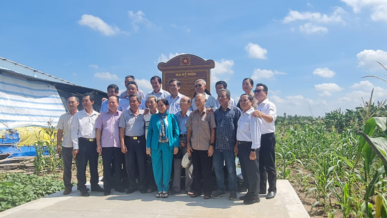 Lãnh đạo ngành in các tỉnh vùng đồng bằng sông Cửu Long qua các thời kỳ chụp ảnh lưu niệm tại Bia kỷ niệm.