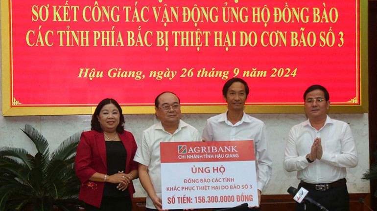 Agribank trao bảng tượng trưng ủng hộ thông qua Ban Thường trực Ủy ban Mặt trận Tổ quốc Việt Nam tỉnh Hậu Giang