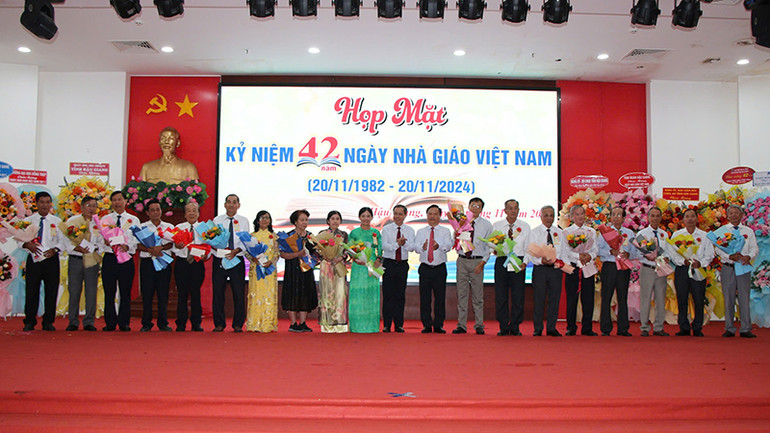 Tặng hoa tri ân các cán bộ ngành giáo dục của tỉnh Hậu Giang.