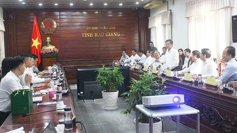 Quang cảnh buổi làm việc. Quang cảnh buổi làm việc.