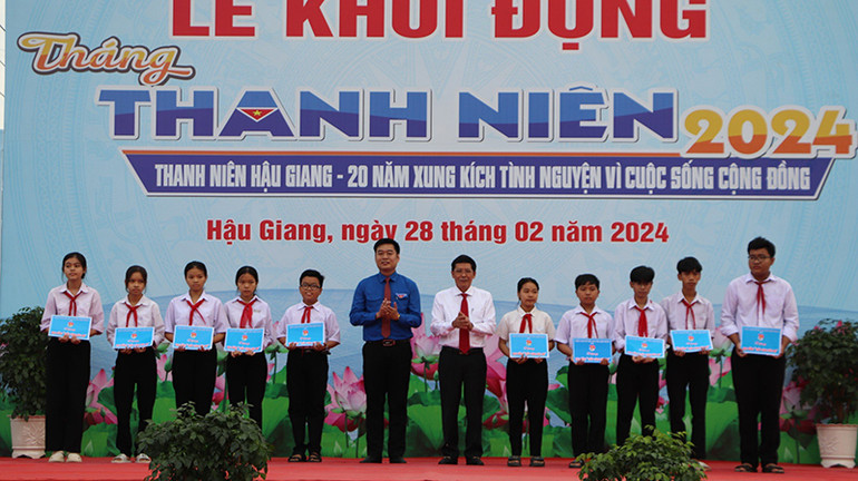 Tặng 20 suất học bổng “Thắp sáng ước mơ” cho học sinh có hoàn cảnh khó khăn thành phố Vị Thanh. Tặng 20 suất học bổng “Thắp sáng ước mơ” cho học sinh có hoàn cảnh khó khăn thành phố Vị Thanh.