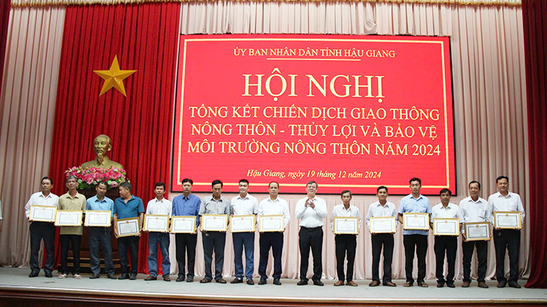 Tặng bằng khen cho các tập thể, cá nhân.