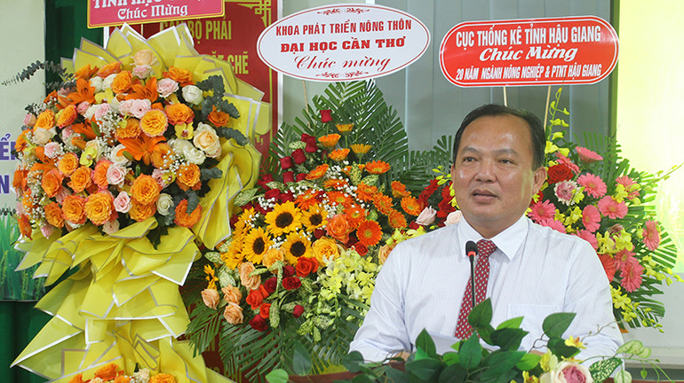 Phó Chủ tịch Ủy ban nhân dân tỉnh Hậu Giang Nguyễn Văn Hòa phát biểu tại buổi họp mặt.