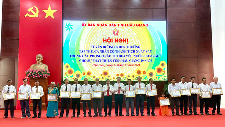 Tặng bằng khen cho các cá nhân.