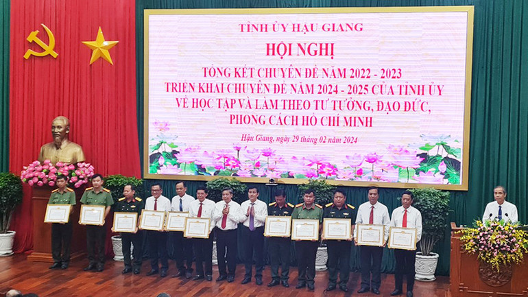 Tặng Bằng khen của Ban Thường vụ Tỉnh ủy Hậu Giang cho các cá nhân.