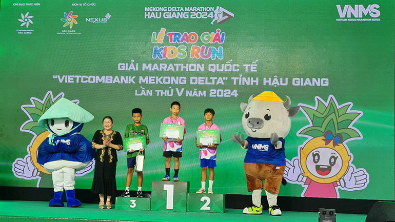 Trao giải Nhất, Nhì, Ba cho các vận động viên nhí ở cự ly 1,1km.