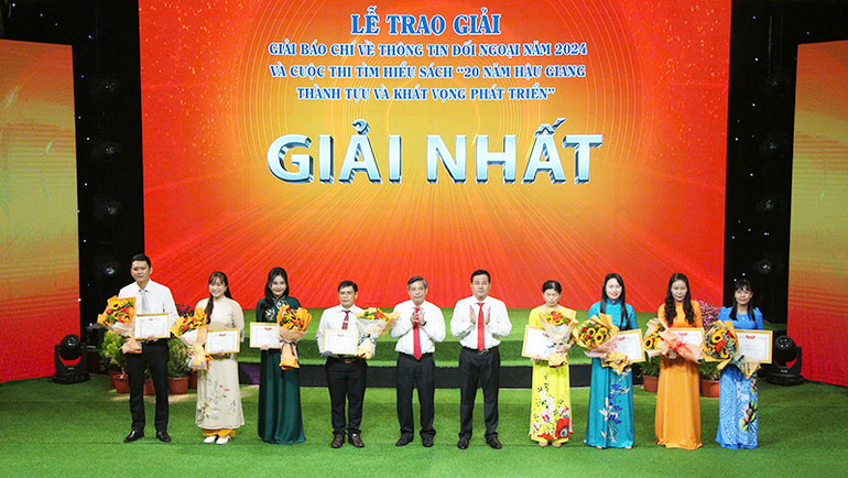 Trao giải Nhất cuộc thi về thông tin đối ngoại.