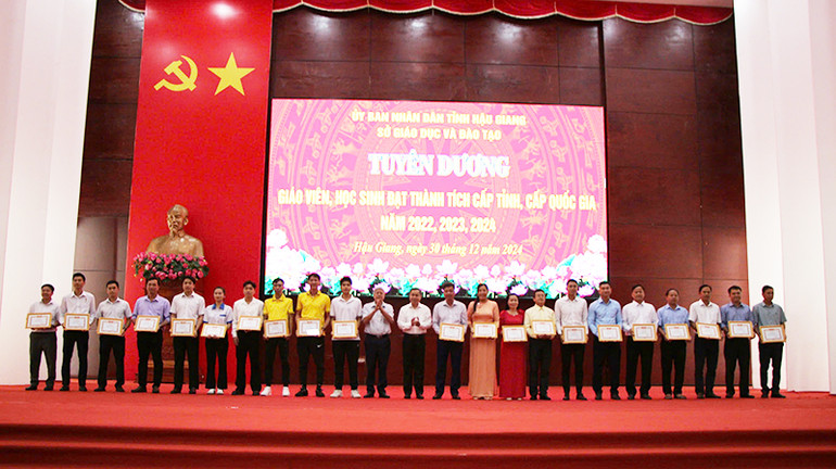 Tặng giấy khen của Sở Giáo dục và Đào tạo Hậu Giang cho các giáo viên.
