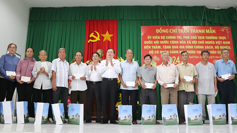 Phó Chủ tịch Thường trực Quốc hội tặng quà tết cho gia đình chính sách.