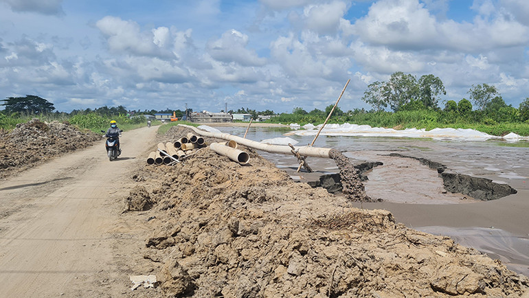 Bơm cát thi công cao tốc Cần Thơ-Cà Mau, đoạn gần nút giao IC3 đi qua ấp Long Lợi A, xã Đông Phước A.
