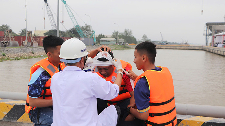 Lực lượng cứu hộ tại buổi diễn tập. Lực lượng cứu hộ tại buổi diễn tập.