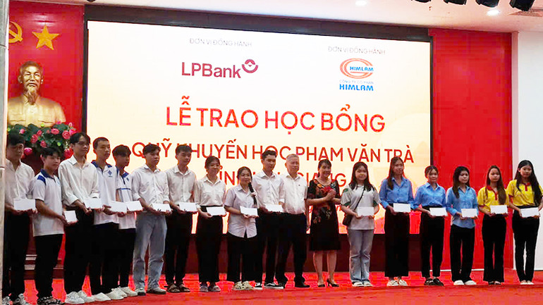 Tặng học bổng cho các sinh viên.