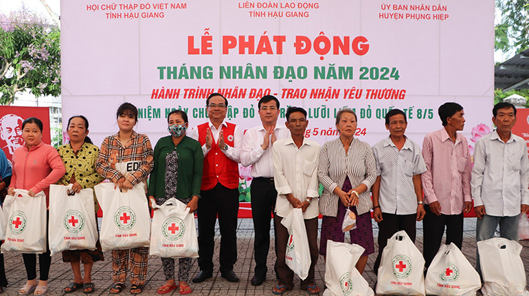 Tặng quà cho các hộ dân có hoàn cảnh khó khăn của huyện Phụng Hiệp (Hậu Giang).