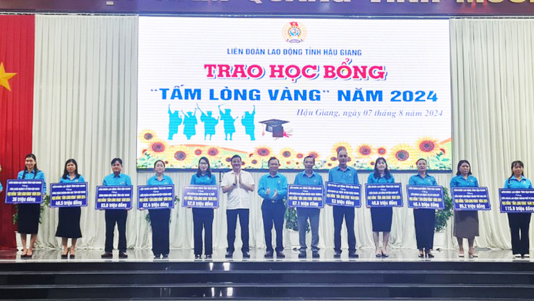 Trao bảng tượng trưng số suất học bổng cho các địa phương.