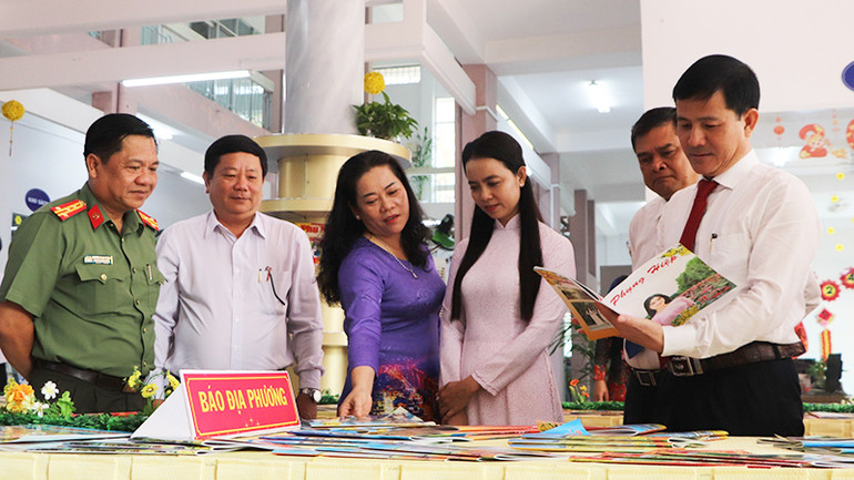 Phó Bí thư Thường trực Tỉnh ủy, Chủ tịch HĐND tỉnh Hậu Giang, Trần Văn Huyến (bìa trái) tham quan khu trưng bày các ấn phẩm xuân