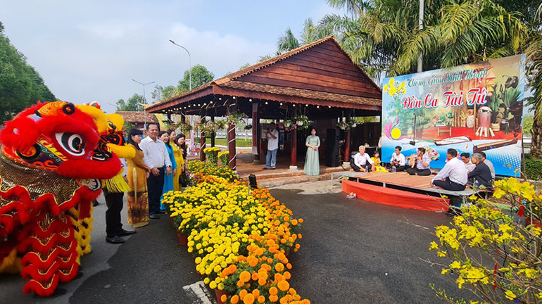 Tiểu cảnh đờn ca tài tử phục vụ tại Đường hoa xuân.