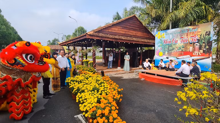 Tiểu cảnh đờn ca tài tử phục vụ tại Đường hoa xuân. Tiểu cảnh đờn ca tài tử phục vụ tại Đường hoa xuân.