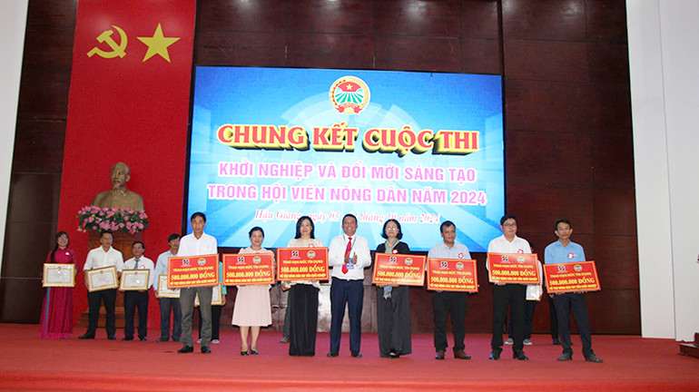 Trao hạn mức tín dụng cho các thí sinh đạt giải Nhất, Nhì, Ba.