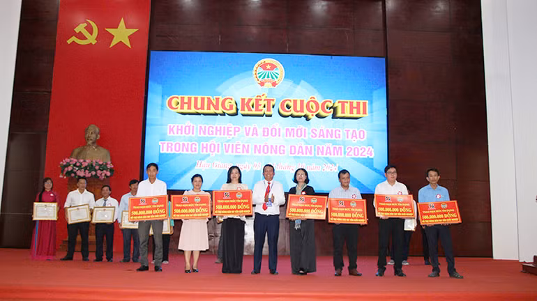 Trao hạn mức tín dụng cho các thí sinh đạt giải Nhất, Nhì, Ba. Trao hạn mức tín dụng cho các thí sinh đạt giải Nhất, Nhì, Ba.