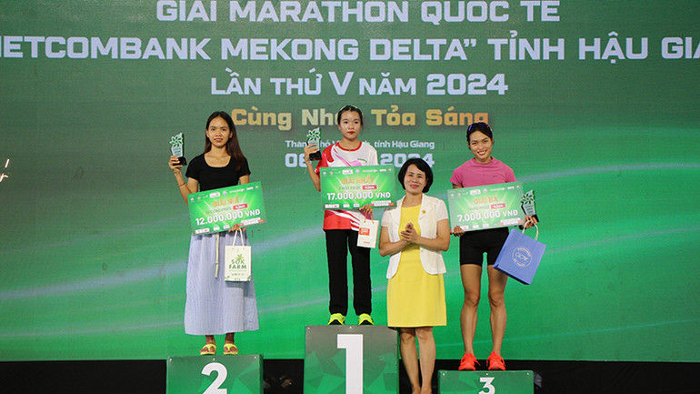 Trao Giải Nhất, Nhì, Ba cho các vận động viên nữ ở cự ly 42km.