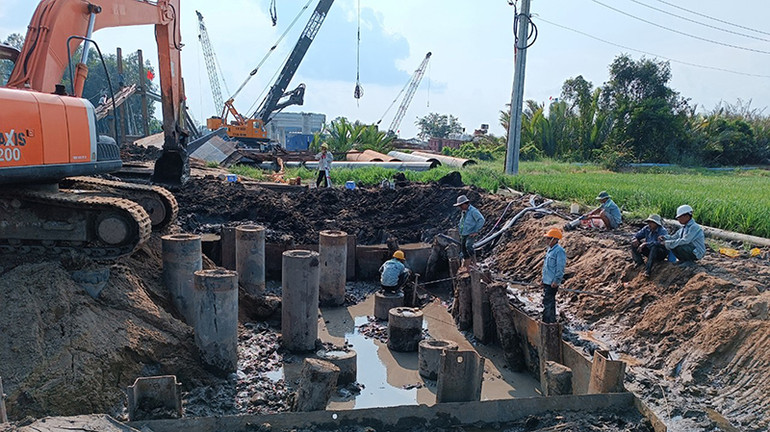 Thi công công trình đường cao tốc Châu Đốc-Cần Thơ-Sóc Trăng, đoạn qua tỉnh Hậu Giang.