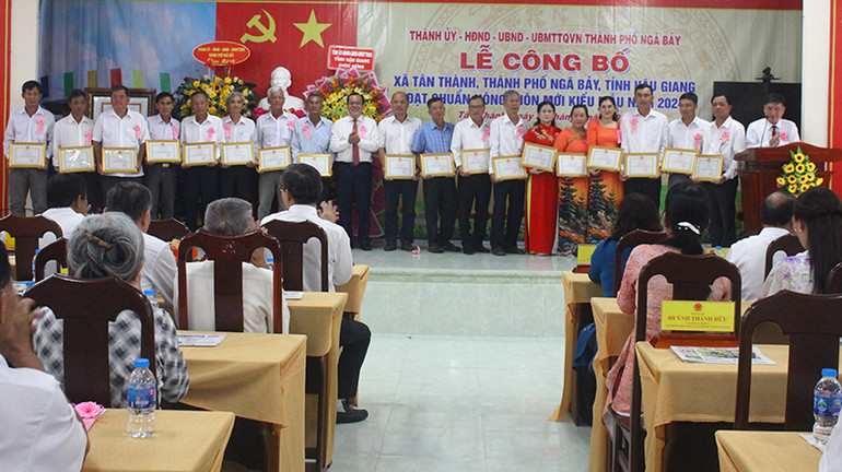 Tặng bằng khen của Ủy ban nhân dân tỉnh cho các cá nhân. Tặng bằng khen của Ủy ban nhân dân tỉnh cho các cá nhân.