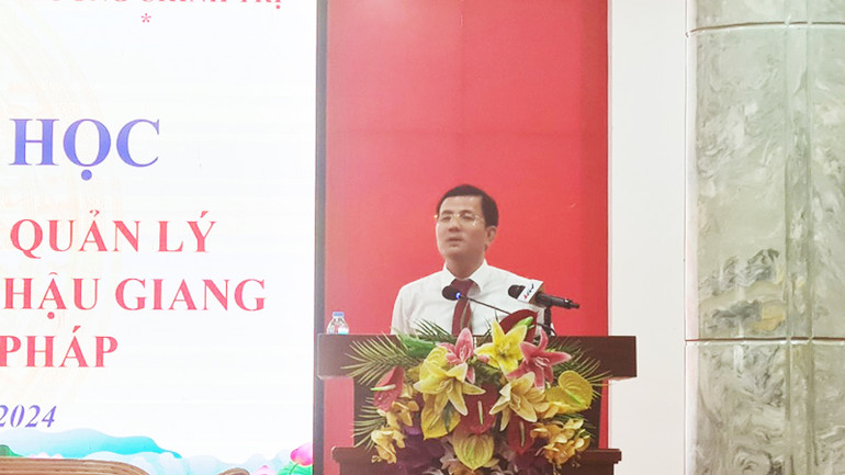 Đồng chí Trần Văn Huyến, Phó Bí thư Thường trực Tỉnh ủy, Chủ tịch Hội đồng nhân dân tỉnh Hậu Giang phát biểu tại buổi tọa đàm.