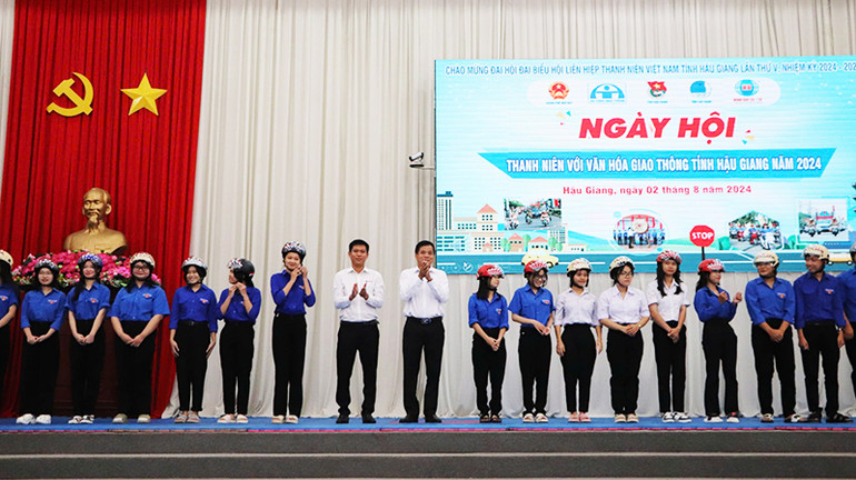 Tặng mũ bảo hiểm cho các em học sinh, sinh viên ở thành phố Ngã Bảy.