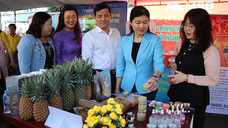 Tham quan gian hàng trưng bày các sản phẩm khởi nghiệp của phụ nữ Hậu Giang.