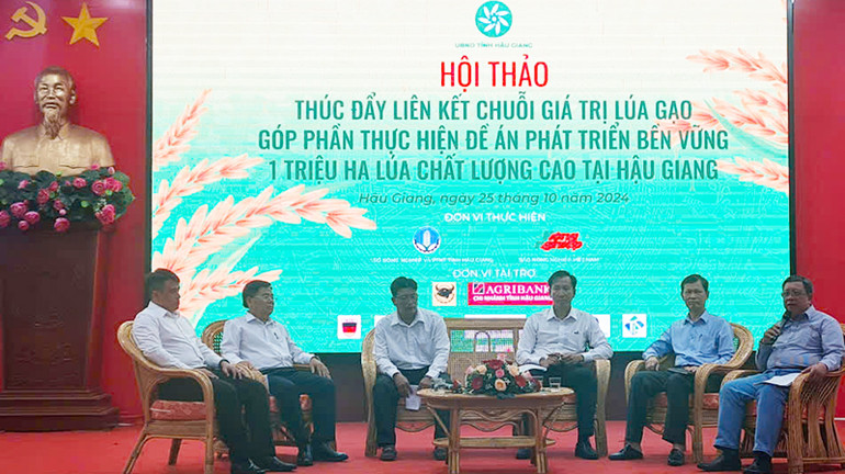Các diễn giả đại diện cho mối liên kết "4 nhà" trao đổi, thảo luận về vấn đề “Liên kết chuỗi giá trị lúa gạo".