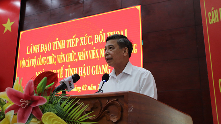 Chủ tịch Ủy ban nhân dân tỉnh Hậu Giang Đồng Văn Thanh giải đáp kiến nghị của cán bộ, công chức, viên chức ngành y tế.