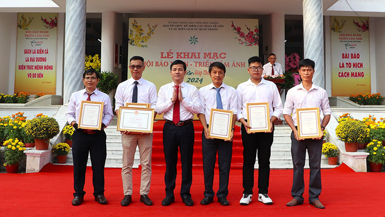 Trao giải cho các tác giả chuyên ngành nhiếp ảnh của Cuộc thi sáng tác văn học nghệ thuật tỉnh Hậu Giang năm 2024