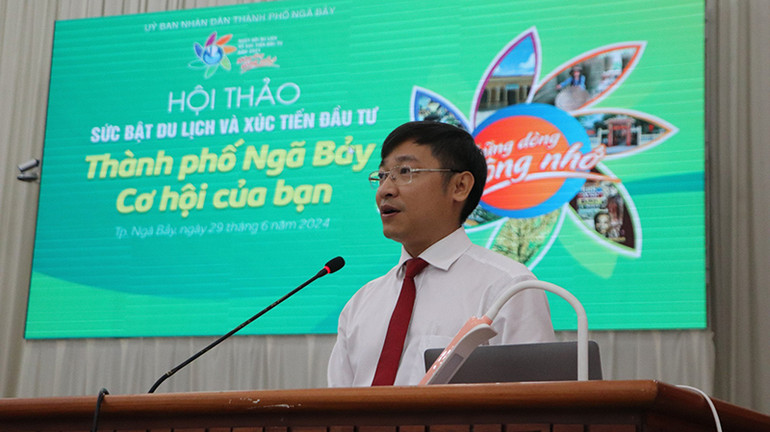 Ông Lê Hoàng Xuyên, Chủ tịch Ủy ban nhân dân thành phố Ngã Bảy phát biểu tại Hội thảo.