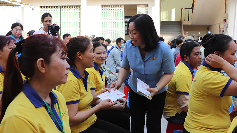 Bà Thái Thu Xương, Phó Chủ tịch Tổng Liên đoàn Lao động Việt Nam tặng quà Tết cho công nhân, người lao động ở Khu công Nghiệp Sông Hậu.